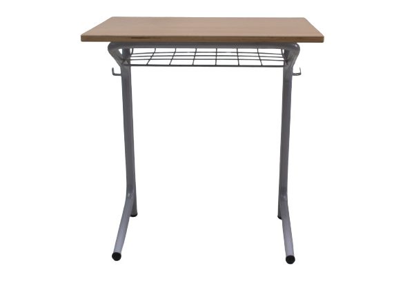Mobiliario Escolar Jacarilla: Pupitre escolar individual con tablero de madera laminada, estructura metálica en color gris, rejilla portaobjetos inferior y ganchos laterales para mochilas en Jacarilla.