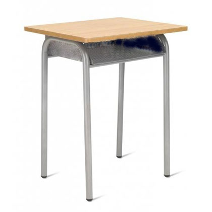 Mobiliario Escolar Villena: Pupitre escolar individual con tablero de madera, estructura metálica gris de patas cilíndricas y rejilla portaobjetos delantera para aulas en Villena.