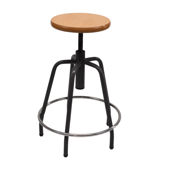 Mobiliario Escolar Cieza: Taburete escolar regulable en altura con asiento de madera, estructura metálica negra y reposapiés circular para laboratorios en Cieza.