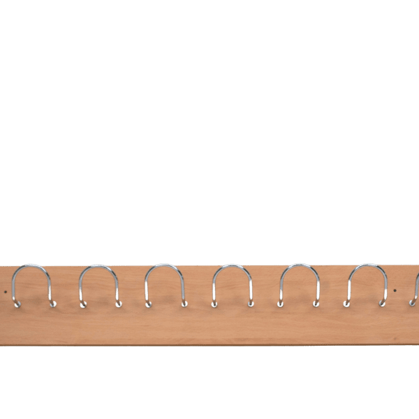 Mobiliario Escolar Elda: Colgador de pared escolar con 8 ganchos dobles cromados sobre base de madera, ideal para aulas y pasillos en Elda.
