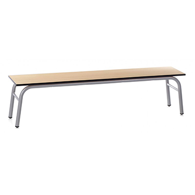 Mobiliario Escolar Formentera del Segura: Banco escolar corrido con asiento de madera de haya, estructura metálica reforzada en color gris y patas con tacos protectores para vestuarios y zonas comunes en Formentera del Segura.