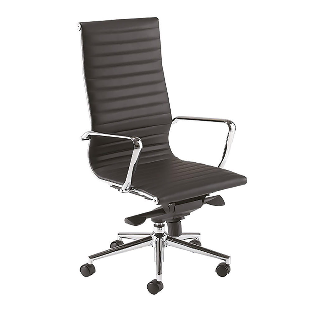 Mobiliario Escolar Rafal: Silla de oficina ejecutiva con respaldo alto tapizado en piel negra acolchada, estructura cromada de alta calidad, reposabrazos metálicos y base de cinco radios con ruedas para despachos en Rafal.
