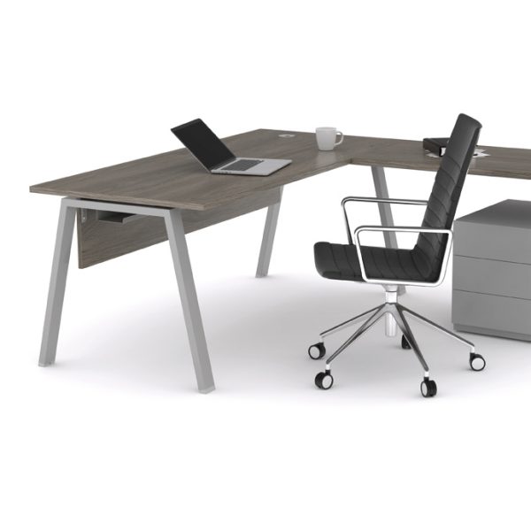 Mobiliario Escolar Cieza: Conjunto de despacho moderno con mesa de oficina en forma de L de madera oscura, silla ergonómica negra con base cromada y cajonera gris para centros en Cieza.