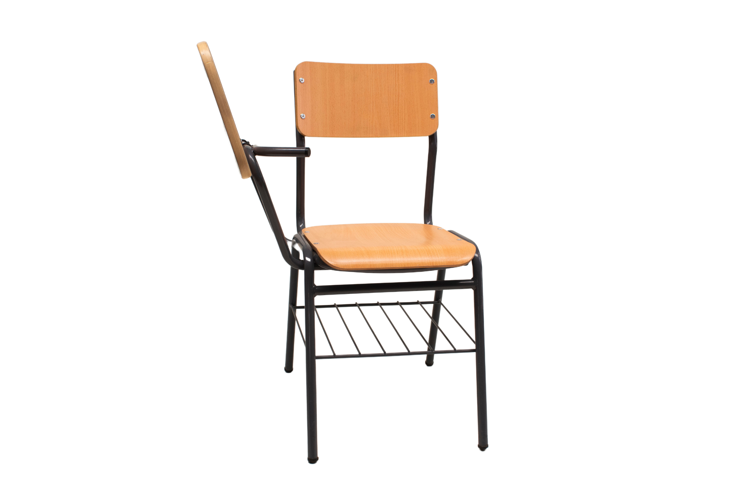 Mobiliario Escolar Dénia: Silla escolar con pala de madera barnizada, estructura metálica negra y rejilla inferior portaobjetos para centros de formación en Dénia.