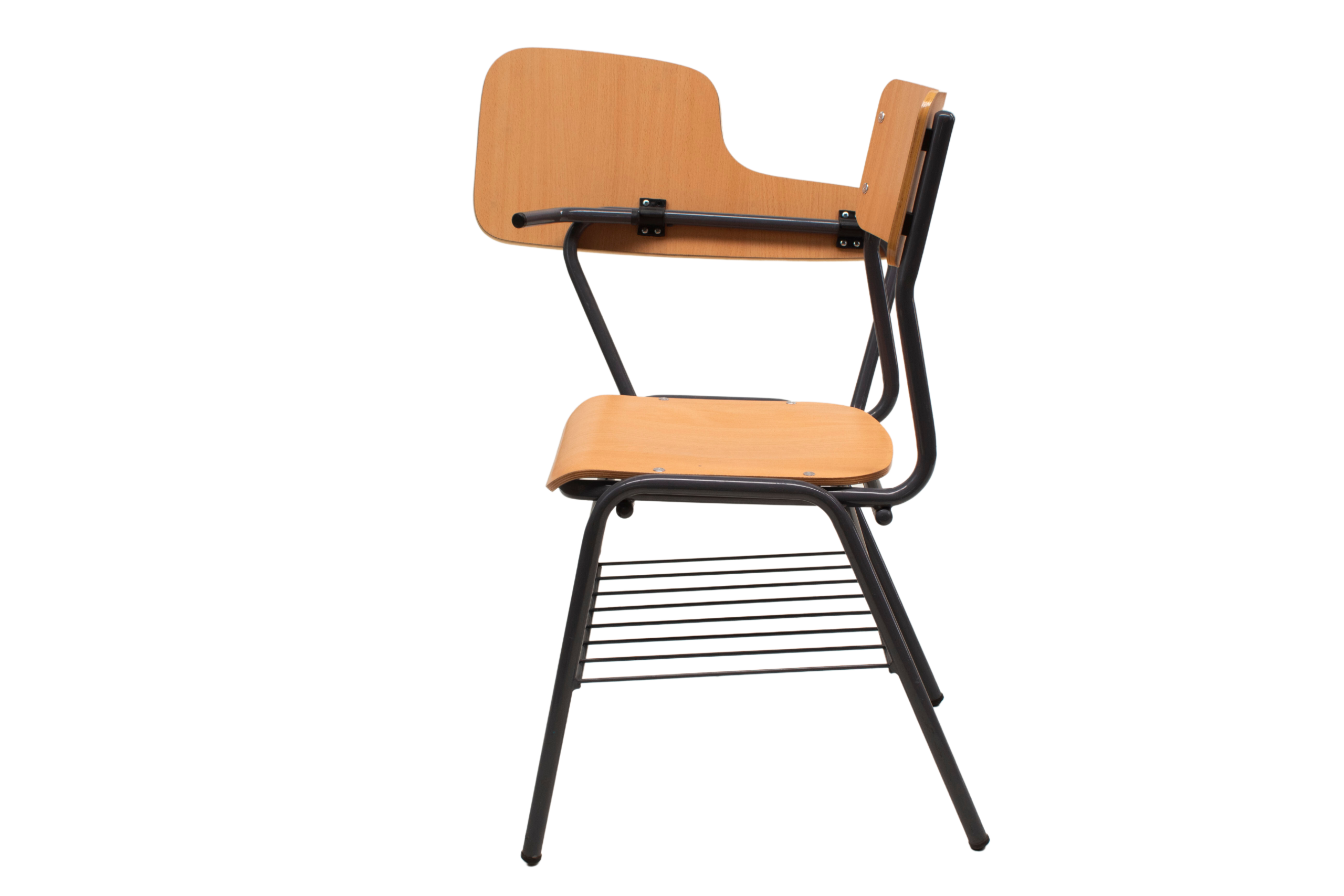 Mobiliario Escolar Villena: Silla escolar con pala de escritura de madera, rejilla inferior portaobjetos y estructura metálica negra reforzada para aulas en Villena.
