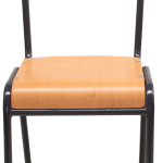 Mobiliario Escolar El Campello: Silla escolar clásica con asiento y respaldo de madera de haya, estructura metálica reforzada en color negro y tacos de protección para centros educativos en El Campello.