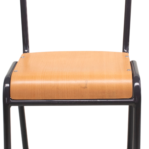 Mobiliario Escolar El Campello: Silla escolar clásica con asiento y respaldo de madera de haya, estructura metálica reforzada en color negro y tacos de protección para centros educativos en El Campello.
