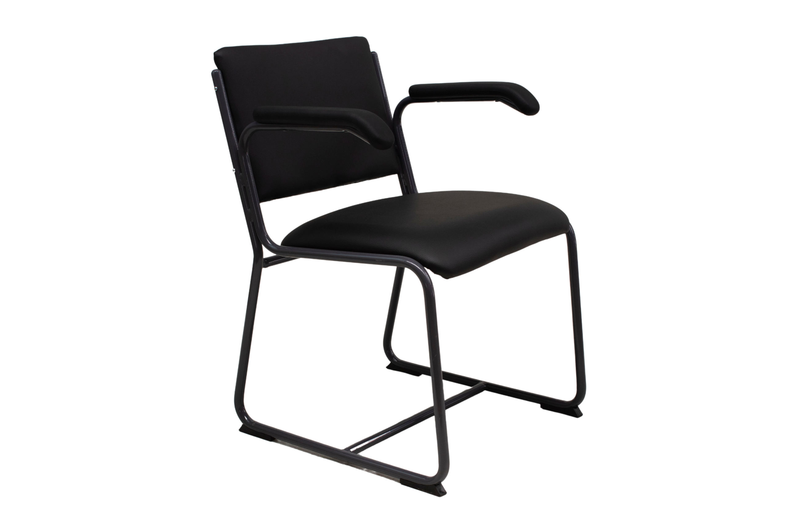 Silla de oficina acolchada negra con reposabrazos, montada sobre una base cromada con ruedas, diseñada para escritorios de centros educativos y oficinas. Mobiliario escolar Benidorm