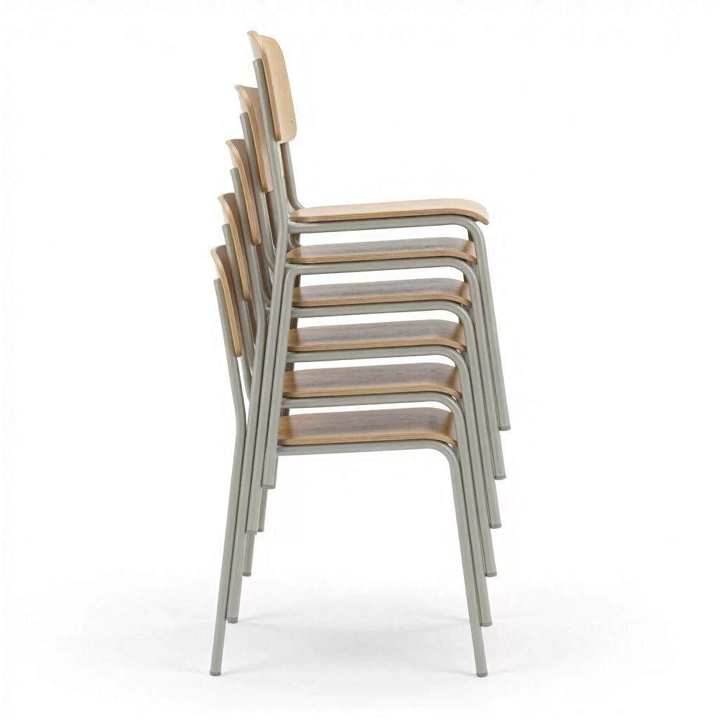 Sillas escolares apilables con asiento de contrachapado de haya y estructura de acero gris apiladas en columna sobre fondo blanco